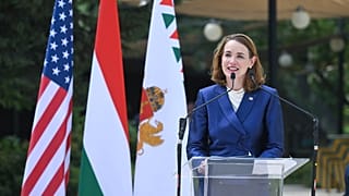 Caroline Savage, az Amerikai Egyesült Államok budapesti nagykövetségének ideiglenes ügyvivője beszédet mond az Egyesült Államok alapításának 250. évfordulóján.