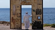 Papa Leone XIV attraversa la Porta d'Europa a Lampedusa