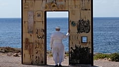 Papa Leone XIV attraversa la Porta d'Europa a Lampedusa