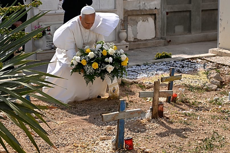 El papa Leone reza sobre las tumbas de los migrantes, cruces hechas con la madera de las embarcaciones