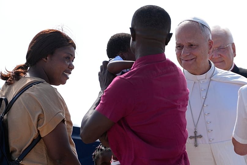 El papa Leone se reúne con una familia de migrantes en Lampedusa