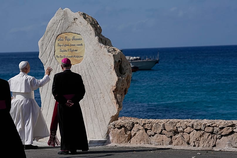 El papa Leone XIV bendice la placa dedicada al papa Francisco en Lampedusa