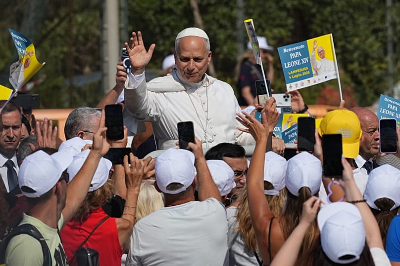 El papa Leone bendice a los fieles en Lampedusa