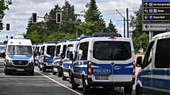 Mezzi della polizia schierati davanti all'Erfurt Exhibition Center, a Erfurt, in Germania, venerdì 3 luglio 2026, prima del congresso nazionale dell'AfD del 4 e 5 luglio.