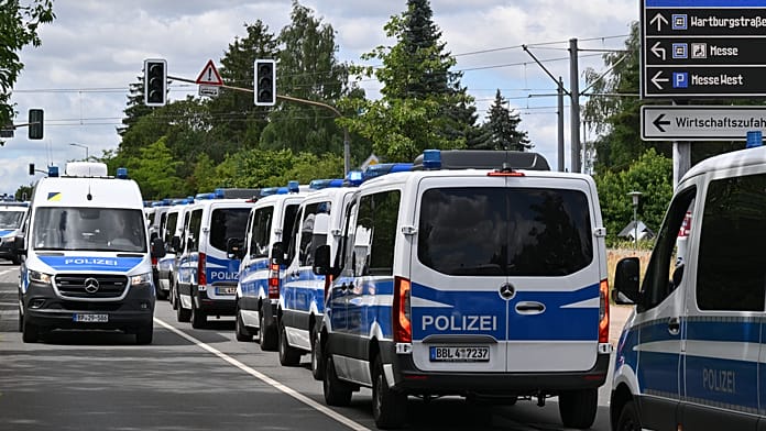 20,000 protest against AfD party conference in Germany Thüringen police described the protest as "legitimate" but said an AfD constituency office and police officers had been attacked with paint bombs and fireworks.