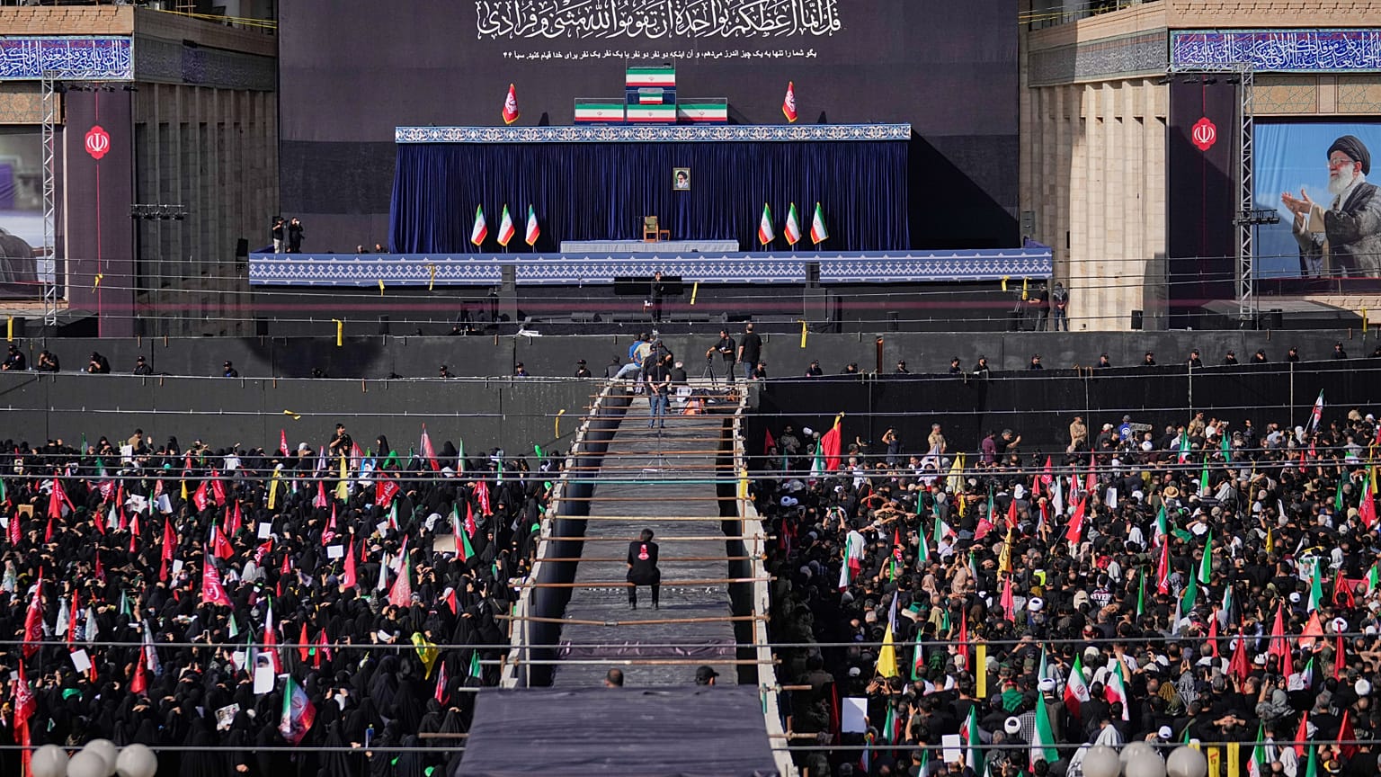 تُعرَض نعوش المرشد الأعلى الإيراني الراحل آية الله علي خامنئي وأفراد من عائلته على منصة في مستهل مراسم تشييع تمتد لعدة أيام