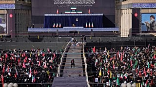 تُعرَض نعوش المرشد الأعلى الإيراني الراحل آية الله علي خامنئي وأفراد من عائلته على منصة في مستهل مراسم تشييع تمتد لعدة أيام