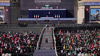 تُعرَض نعوش المرشد الأعلى الإيراني الراحل آية الله علي خامنئي وأفراد من عائلته على منصة في مستهل مراسم تشييع تمتد لعدة أيام