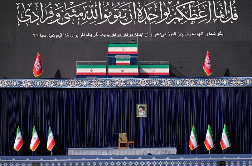 يتم عرض توابيت المرشد الأعلى الإيراني الراحل آية الله علي خامنئي وأفراد عائلته على منصة فوق كرسي فارغ في بداية مراسم الجنازة التي تستمر عدة أيام