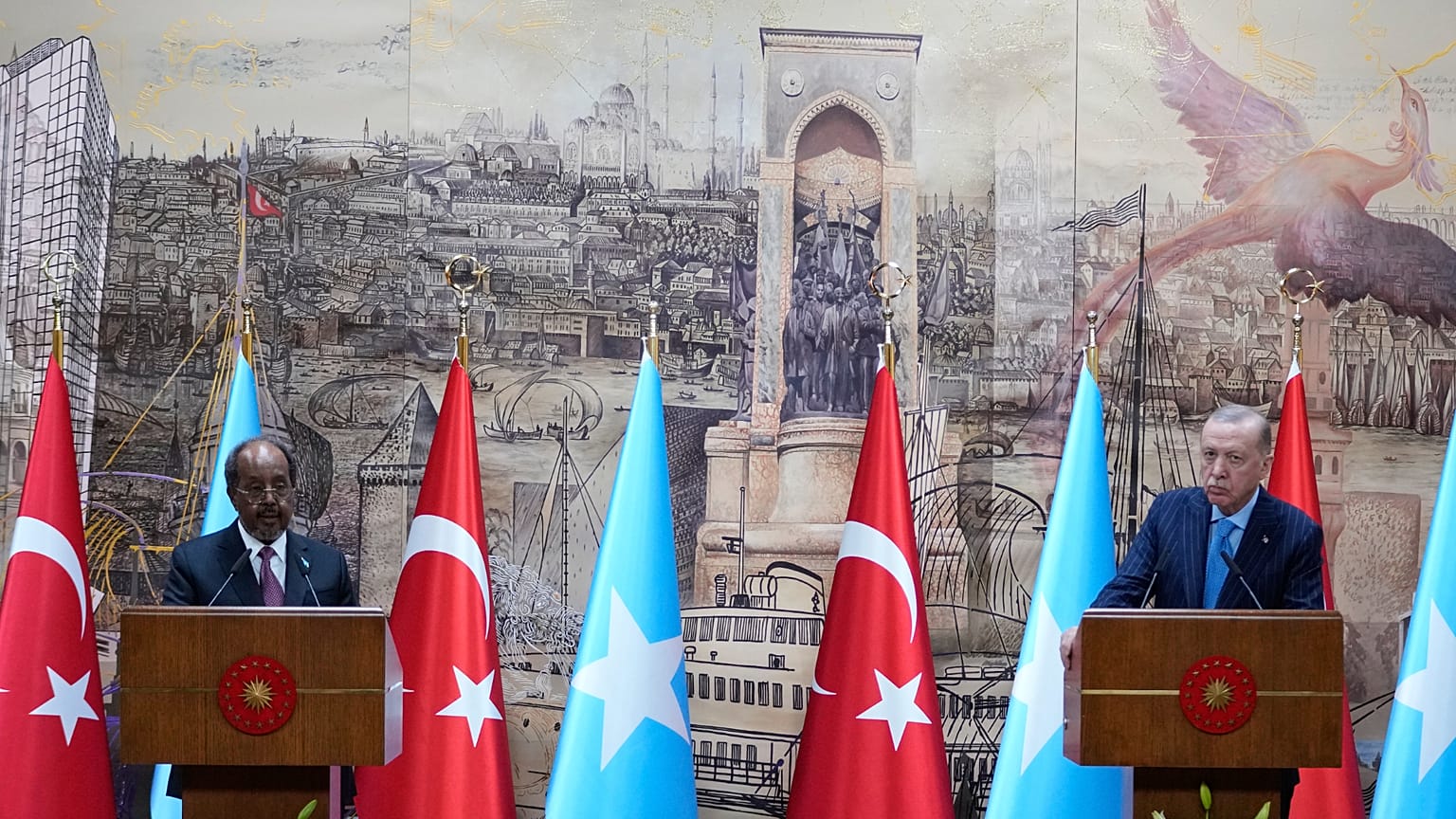 الرئيس الصومالي حسن شيخ محمود (يسارًا) والرئيس التركي رجب طيب أردوغان يعقدان مؤتمرًا صحفيًا مشتركًا في إسطنبول، تركيا، الثلاثاء 30 ديسمبر/كانون الأول 2025.