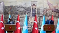 الرئيس الصومالي حسن شيخ محمود (يسارًا) والرئيس التركي رجب طيب أردوغان يعقدان مؤتمرًا صحفيًا مشتركًا في إسطنبول، تركيا، الثلاثاء 30 ديسمبر/كانون الأول 2025.
