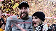 ARCHIVO - Travis Kelce, izquierda, y Taylor Swift posan tras la final de la Conferencia Americana de la NFL ante Buffalo Bills, el 26 de enero de 2025, en Kansas City (Misuri).