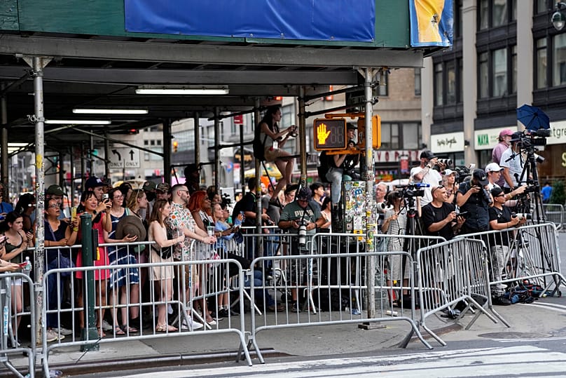 Fans und Medienvertreter versammeln sich vor dem Madison Square Garden vor der angekündigten Hochzeit von Taylor Swift und Travis Kelce am Freitag, dem dritten Juli 2026, in New York.