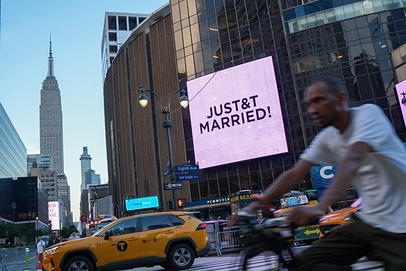 Ein „Just Married“-Schriftzug leuchtet am Madison Square Garden während der Hochzeit von Sängerin Taylor Swift und NFL-Spieler Travis Kelce am Freitag, dem dritten Juli 2026, in New York.