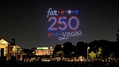 Giovedì 2 luglio 2026, dei droni illuminano il cielo vicino alla Independence Hall di Filadelfia.