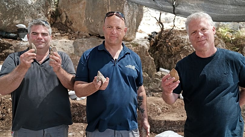 Da destra a sinistra: i ricercatori Prof. Ron Schimmelmitz dell'Università di Haifa, Dr. Kobi Vardi e Amit Gabay dell'Autorità israeliana per le Antichità.