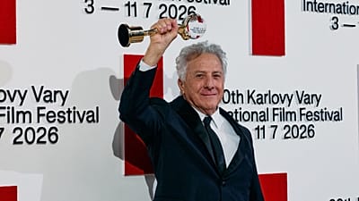 Ο βραβευμένος με δύο Όσκαρ ηθοποιός Ντάστιν Χόφμαν υψώνει την Κρυστάλλινη Σφαίρα για την εξαιρετική καλλιτεχνική προσφορά του στον παγκόσμιο κινηματογράφο στο Κάρλοβι Βάρι, 3 Ιουλίου 2026