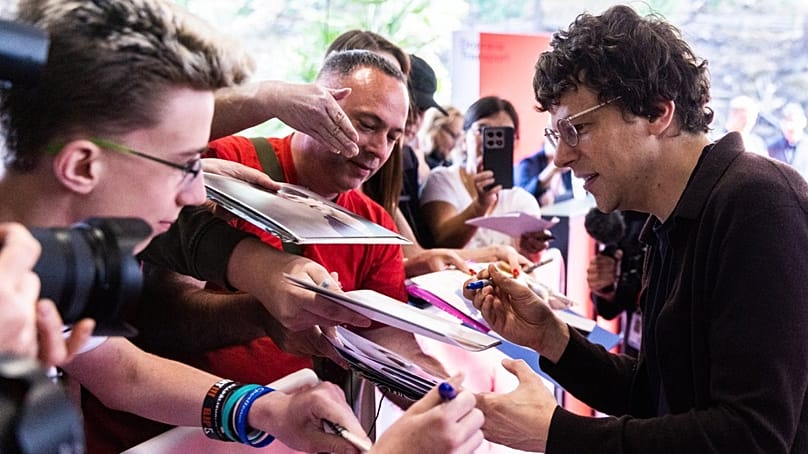L’acteur et réalisateur Jesse Eisenberg s’arrête pour signer des autographes à ses fans avant de recevoir le Prix du président au festival du film de Karlovy Vary, le 2 juillet 2026