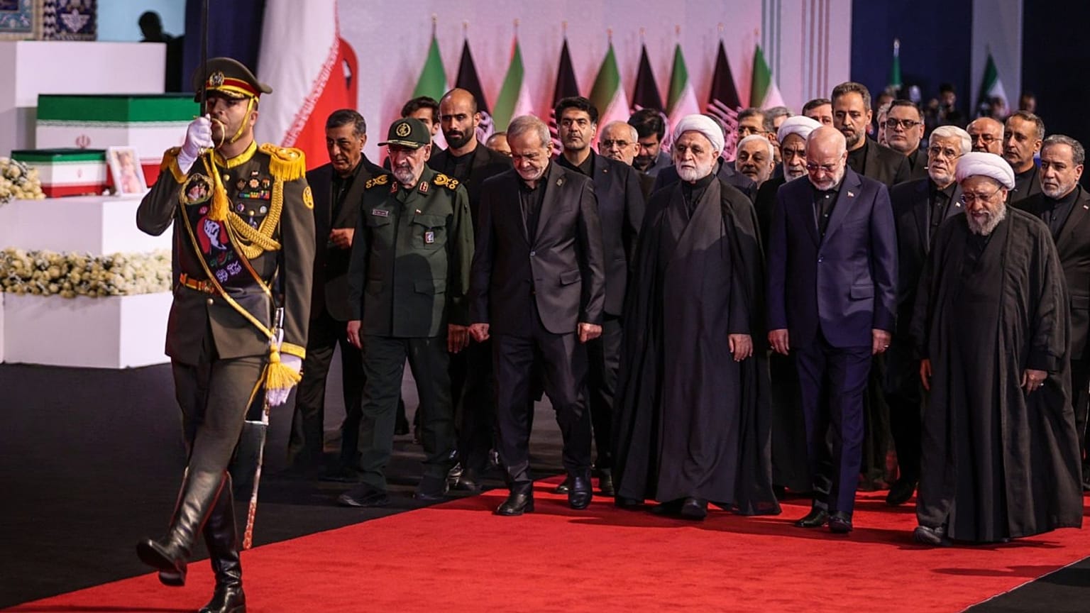 سران سه قوه و دیگر مقامات ارشد جمهوری اسلامی در مراسم تشییع خامنه‌ای