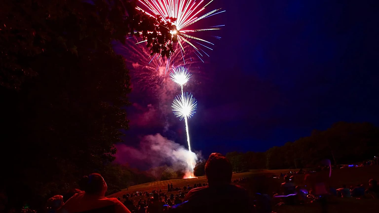 Centenas de pessoas reúnem-se no Living Memorial Park para ver o fogo-de-artifício do 4 de Julho, nas celebrações America 250 em Brattleboro, Vt.