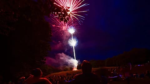 Des centaines de personnes se rassemblent au Living Memorial Park pour le feu d’artifice du 4-Juillet lors des célébrations America 250 à Brattleboro (Vt.).