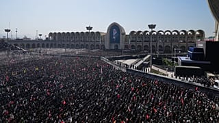  اقامه نماز میت در مراسم تشییع پیکر رهبر مقتول آیت الله علی خامنه ای و اعضای خانواده ایشان در مصلی امام خمینی (ره) تهران، ۵ ژوئیه ۲۰۲۶