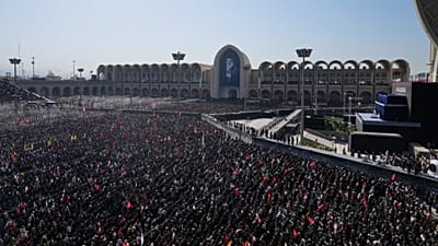 Поминальная молитва на церемонии прощания с убитым лидером аятоллой Али Хаменеи и членами его семьи в мосалле Имама Хомейни в Тегеране, 5 июля 2026 года