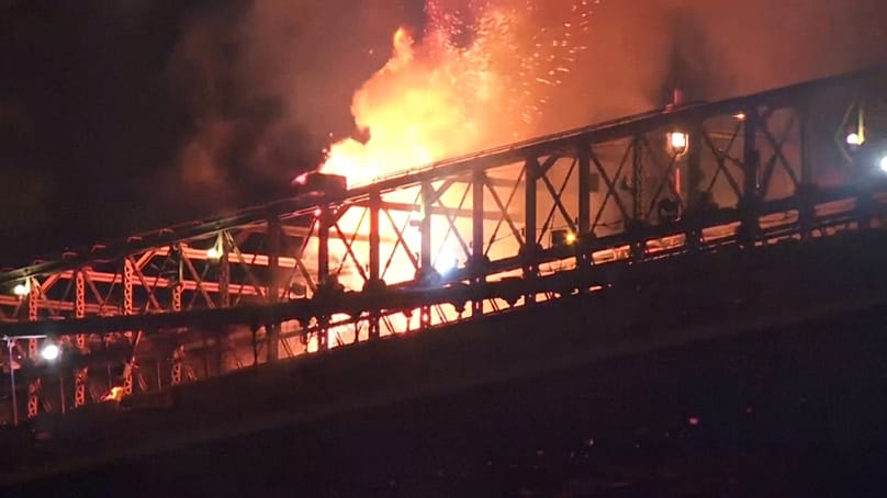 Incêndio na Ponte de Brooklyn durante o espetáculo do Dia da Independência