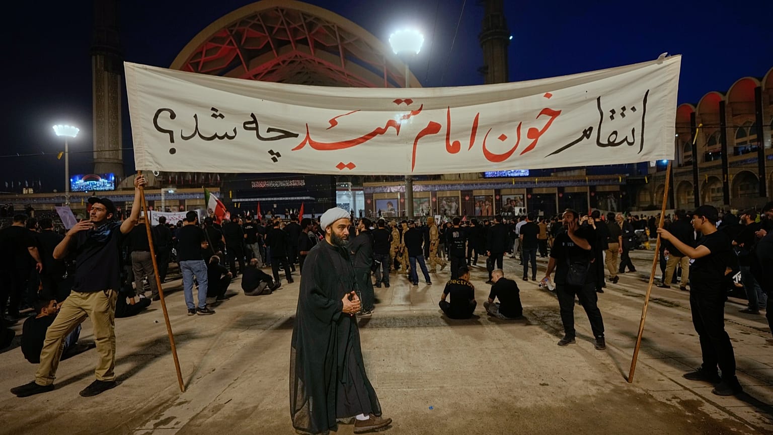 پلاکارد «انتقام خون امام ما چه شد»، شنبه ۴ ژوئیه ۲۰۲۶، مصلی تهران