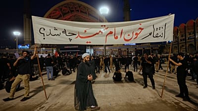 Striscione con la scritta «Dov'è la vendetta per il sangue del nostro imam?» sabato 4 luglio 2026, mosalla di Teheran