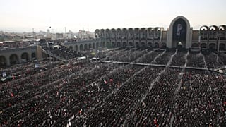 Iran : une foule immense rend hommage à Ali Khamenei 