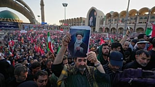 Iran : une foule immense rend hommage à Ali Khamenei 