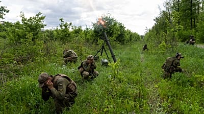 Украинские военнослужащие при участии бойцов иностранного легиона ведут миномётный огонь по российским позициям в восточной части Харьковской области, Украина, во вторник, 17 мая 2022 года.