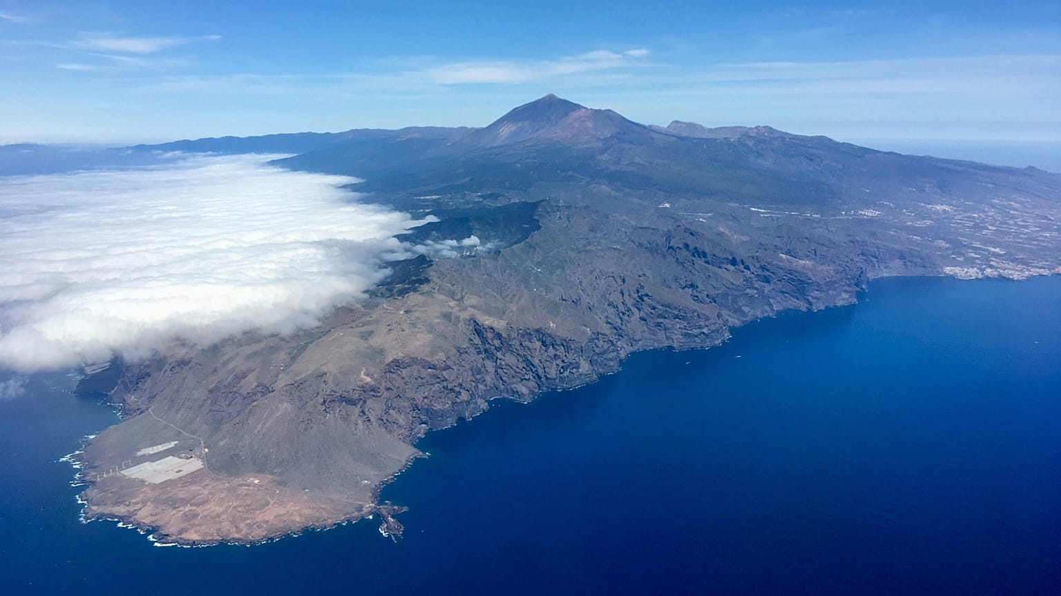 Tenerife, dans les Canaries, abrite le mont Teide, plus haut sommet d’Espagne à 3 715 mètres