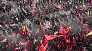 يُرفع عالياً لافتة تحمل صورة دونالد ترامب بينما يتجمع المشيعون لأداء صلاة الجنازة ضمن مراسم تشييع  للمرشد الأعلى الإيراني الراحل علي خامنئي إيران، يوم الأحد 5 يوليو 2026. 