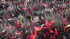 يُرفع عالياً لافتة تحمل صورة دونالد ترامب بينما يتجمع المشيعون لأداء صلاة الجنازة ضمن مراسم تشييع  للمرشد الأعلى الإيراني الراحل علي خامنئي إيران، يوم الأحد 5 يوليو 2026. 