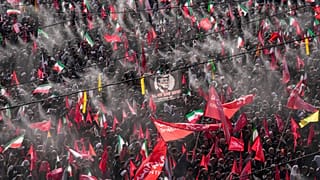 يُرفع عالياً لافتة تحمل صورة دونالد ترامب بينما يتجمع المشيعون لأداء صلاة الجنازة ضمن مراسم تشييع  للمرشد الأعلى الإيراني الراحل علي خامنئي إيران، يوم الأحد 5 يوليو 2026. 