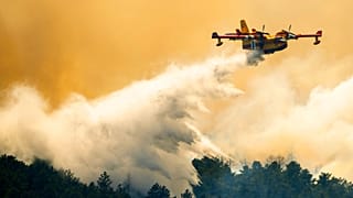 Imagen de archivo de un hidroavión actuando contra un incendio