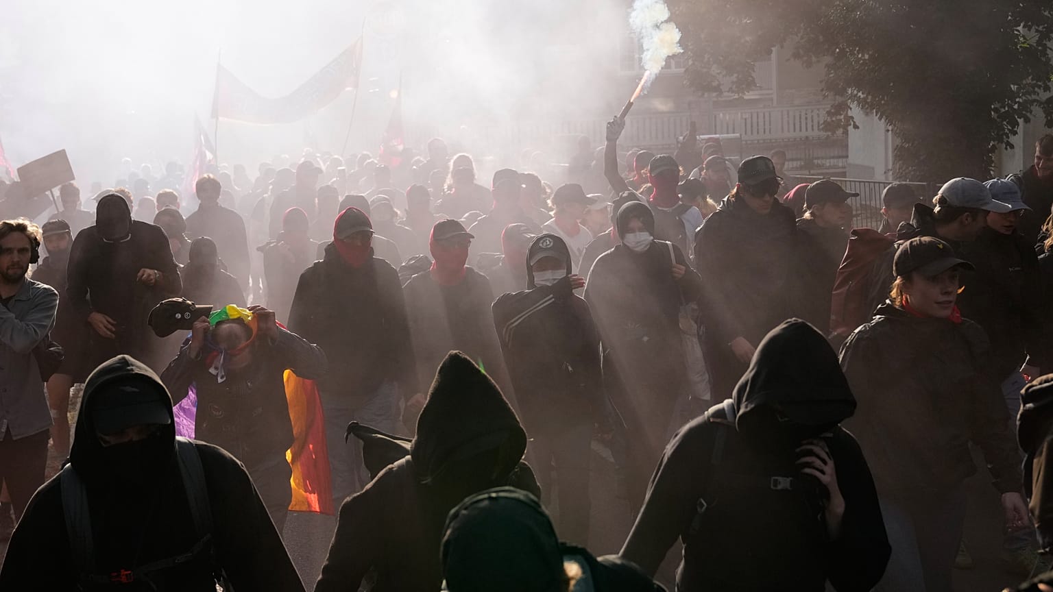 Demonstrierende versammeln sich vor einem Parteitag der Alternative für Deutschland (AfD) in Erfurt, Deutschland, am Samstag, den 4. Juli 2026.