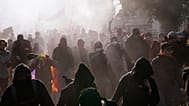 Demonstrierende versammeln sich vor einem Parteitag der Alternative für Deutschland (AfD) in Erfurt, Deutschland, am Samstag, den 4. Juli 2026.