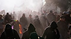 Tüntetők gyűlnek össze az Alternatíva Németországért (AfD) pártkongresszusa előtt a németországi Erfurtban 2026. július 4-én, szombaton.