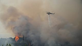 Πυροσβεστικό ελικόπτερο επιχειρεί σε πυρκαγιά στην Ελλάδα - φώτο αρχείου