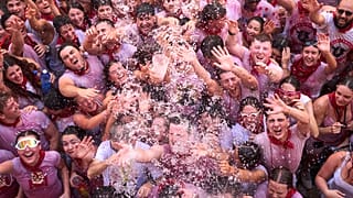 La chavalada ya ha comenzado a esparcir la alegría por las calles de Pamplona