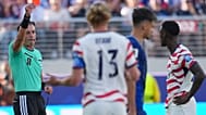 El árbitro brasileño Raphael Claus expulsa a Folarin Balogun
