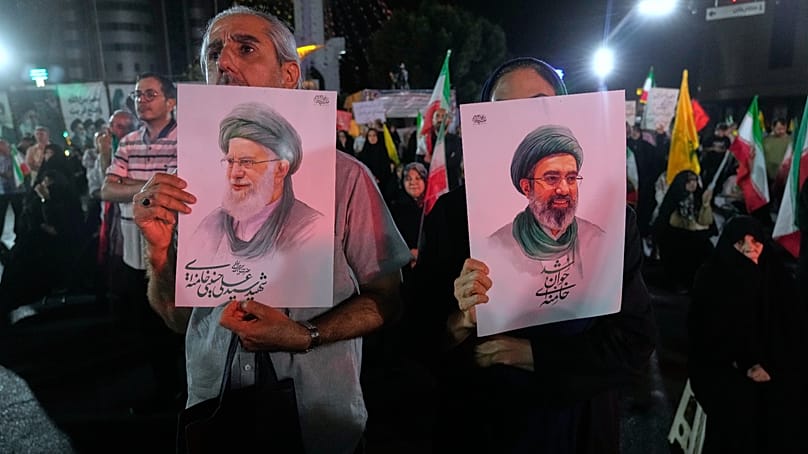 تصاویری از علی و مجتبی خامنه‌ای در دستان حامیان حکومت ایران