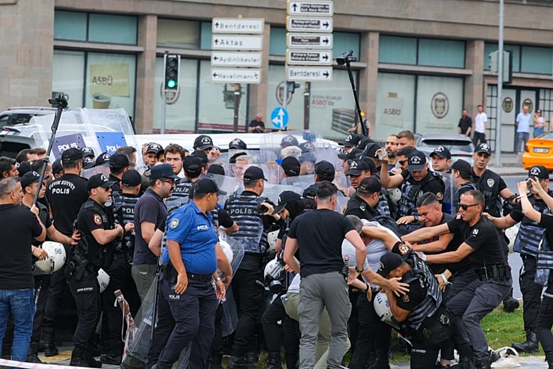 διαδηλωτές του Λαϊκού Απελευθερωτικού Κόμματος διαδηλώνουν κατά της επερχόμενης Συνόδου Κορυφής του ΝΑΤΟ στην Άγκυρα της Τουρκίας, την Κυριακή 5 Ιουλίου 2026.