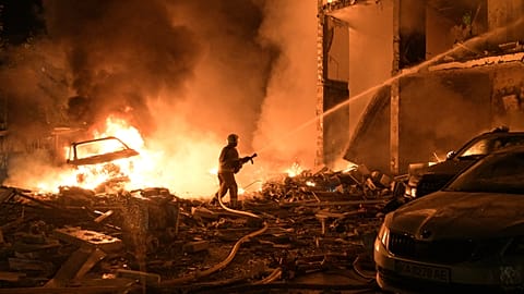 Einsatzkräfte löschen in Kyjiw einen Brand nach russischen Raketenangriffen, 6. Juli 2026
