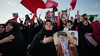 سيدة تحمل صورة المرشد الأعلى الإيراني الراحل علي خامنئي، الإثنين 6 يوليو/تموز 2026. 