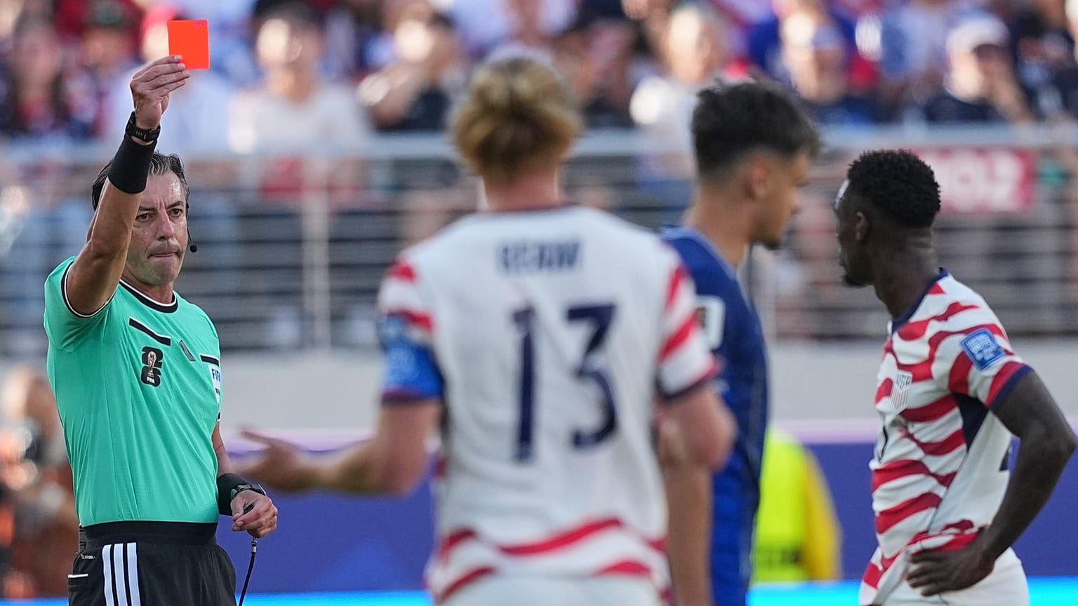 Referee Raphael Claus shows a red card to United States' Folarin Balogun in Santa Clara, 1 July, 2026