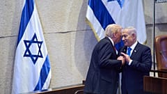 يتحدث الرئيس الأميركي دونالد ترامب مع رئيس الوزراء الإسرائيلي بنيامين نتنياهو في الكنيست، البرلمان الإسرائيلي، في القدس، يوم الاثنين 13 أكتوبر/تشرين الأول 2025.